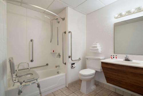 Super 8 by Wyndham Portland/Westbrook Area - image 2