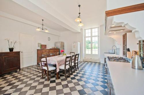 Jaulnay Chateau Sleeps 14 Pool WiFi gîte à louer Saint-Christophe