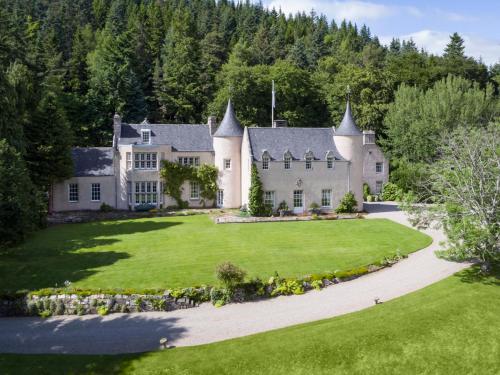 Strathdon Chateau Sleeps 26 Wifi, , Grampian