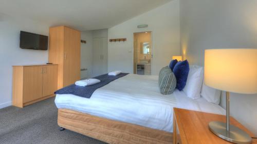 1 queen bed, 1 sofa bed
