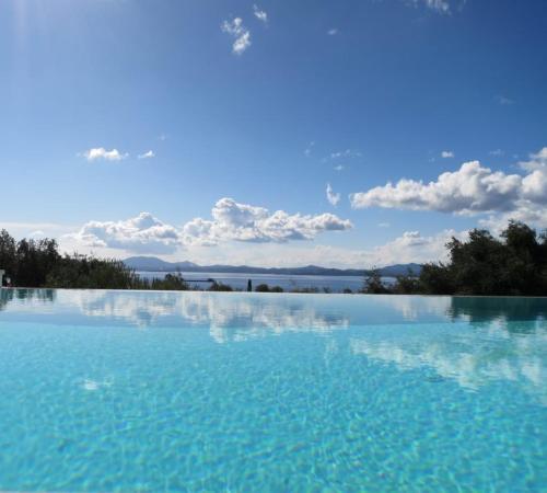  Nisaki Villa Sleeps 6 Pool WiFi in Nisaki