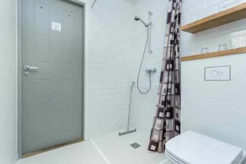 Angleterre Apartments - image 9
