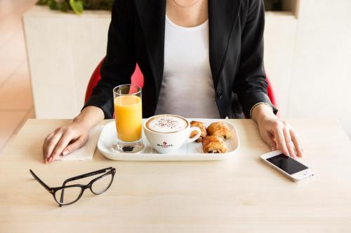 Ibis Barcelona Santa Coloma - image 4