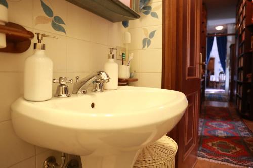 Bathroom, Golden Memories Holiday Home in Albavilla