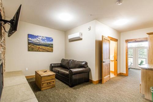 Coyote Mountain Lodge - image 8