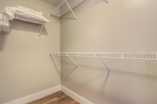 The Westwood Apartment 2 Bedroom 2Bath - image 12