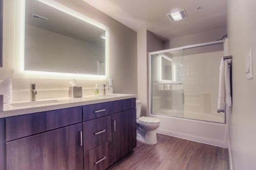 The Westwood Apartment 2 Bedroom 2Bath - image 8