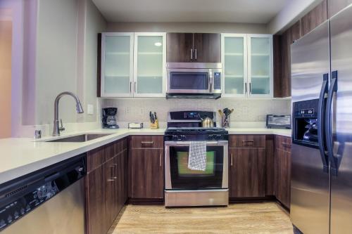 The Westwood Apartment 2 Bedroom 2Bath - image 9