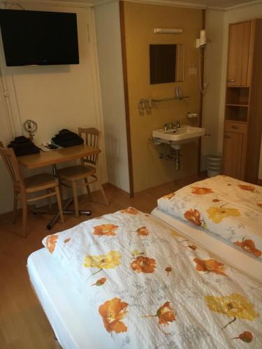 2 twin beds