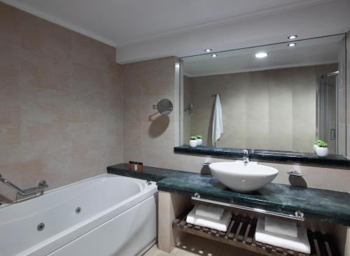 Chambre avec 2 lits, supérieure, vue sur la piscine