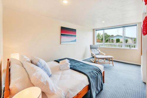 Sunny Three Bedroom Delight l Air-Con l Netflix!