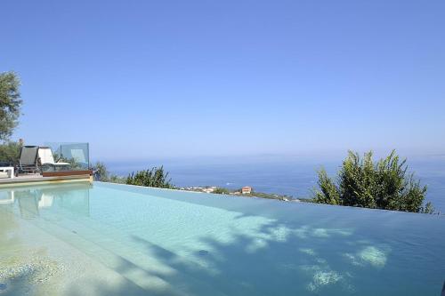 Sorrento Villa Sleeps 14 Pool Air Con WiFi in Naples