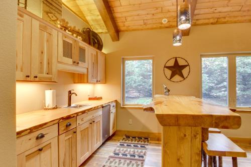 Whispering Pines Lodge: 11 Bedroom - main image