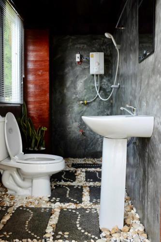 Bathroom, Rai Boonsom in Phrao