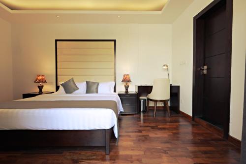Deluxe King Room image 2