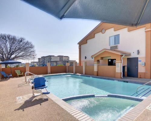 Quality Inn - image 8