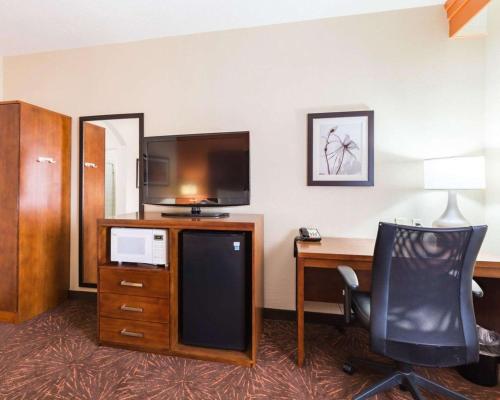 Econo Lodge Inn & Suites East Houston I-10