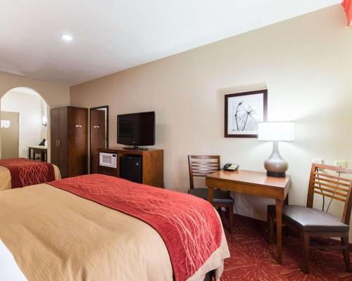 Econo Lodge Inn & Suites East Houston I-10 in Houston, USA