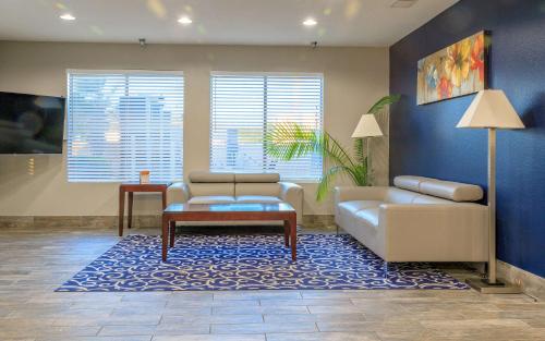 Quality Inn - image 7