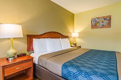 Econo Lodge Lexington Downtown near I-81 - image 3