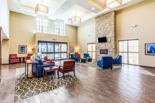 Lobby, Comfort Suites in Channelview