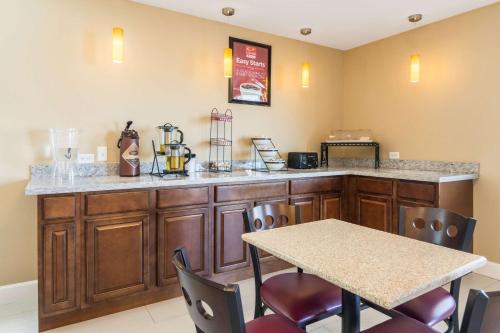 Econo Lodge Inn & Suites North Little Rock near Riverfront in North Little Rock, USA