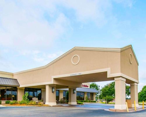 Clarion Inn & Suites Dothan South