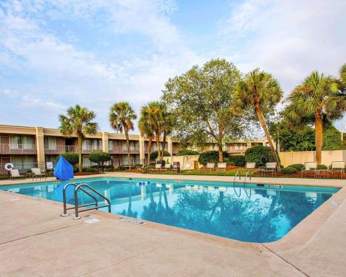 Clarion Inn & Suites Dothan South - image 7
