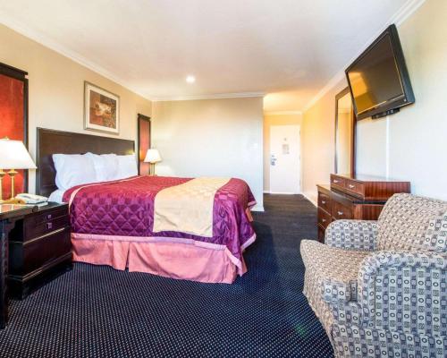 Queencity Inn Rodeway Inn Signal Hill is conveniently located in the popular Long Beach area. The hotel offers a wide range of amenities and perks to ensure you have a great time. Service-minded staff will welcome 