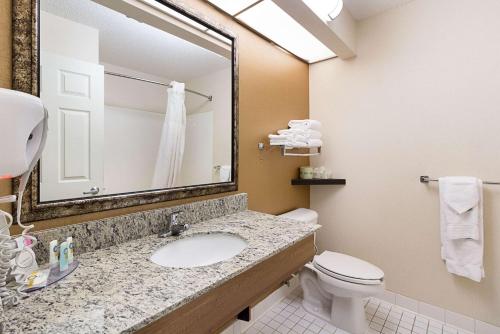 Quality Inn Fairmont Room Type - Queen Room with Two Queen Beds - Non-Smoking /Ground Floor