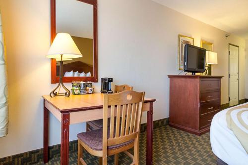 Queen Room with Two Queen Beds -Non- Smoking