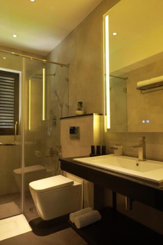 Deluxe King Room with Terrace image 5