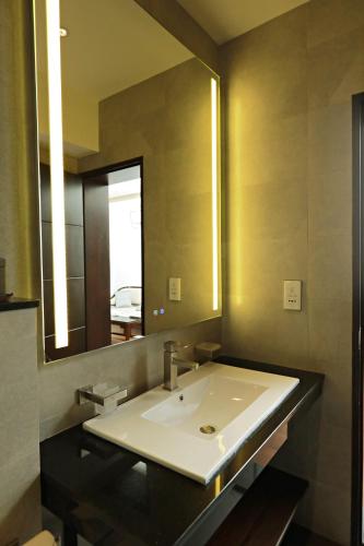 Deluxe King Room with Terrace image 1