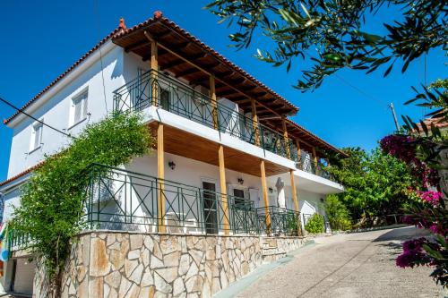  Thimios Rooms in 28100 Keramiaí