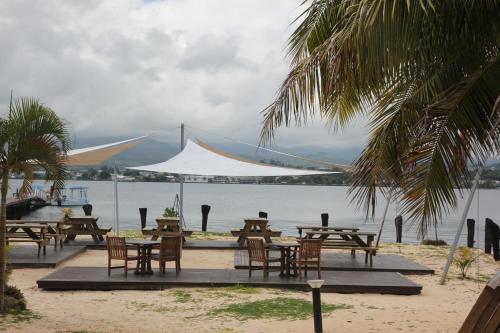 เบโล วูลา ไอส์แลนด์ รีสอร์ท (Belo Vula Island Resort) in ลัวตูก้า