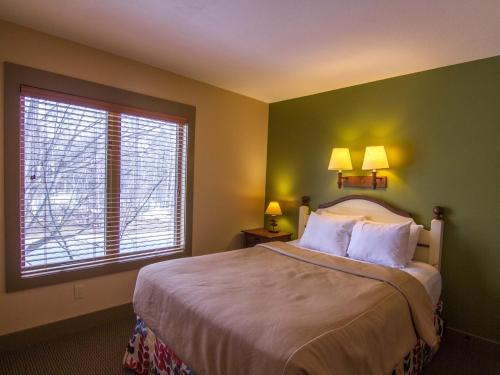 Spacious 2 Bed Condo at Crystal Mountain Resort in Thompsonville, USA