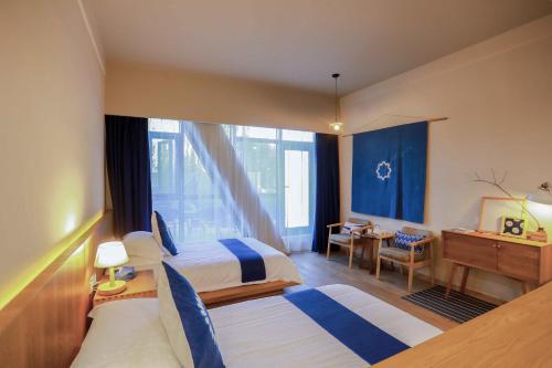 Inside House Boutique Hotel Inside House is conveniently located in the popular Yuecheng area. Offering a variety of facilities and services, the property provides all you need for a good nights sleep. Service-minded staff will