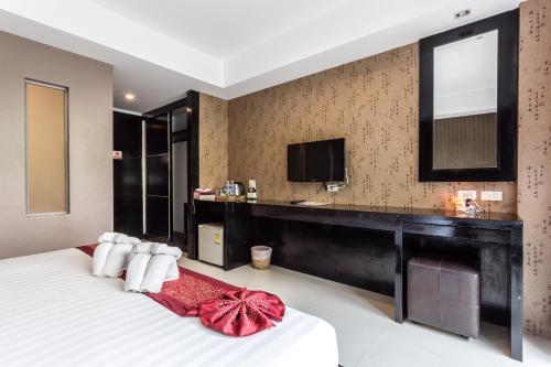 Superior King Room image 4