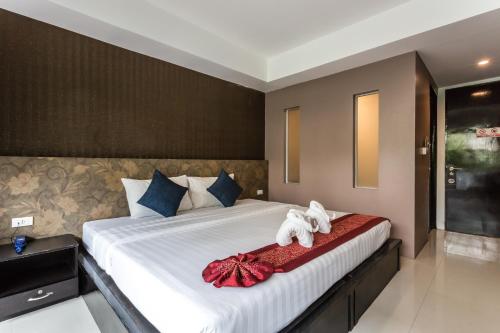 Superior King Room image 3