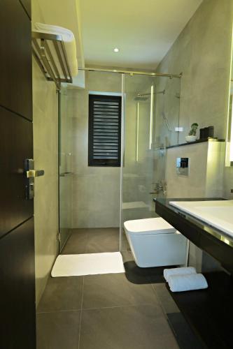 Standard King Room image 3
