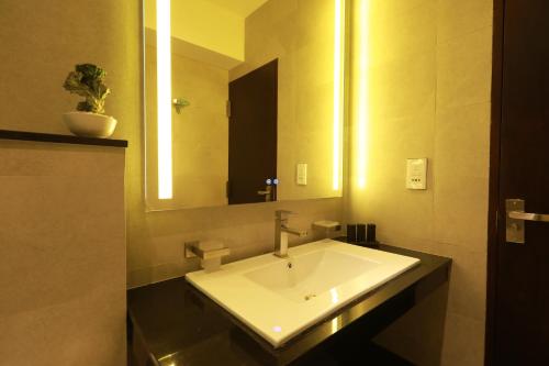Standard King Room image 4