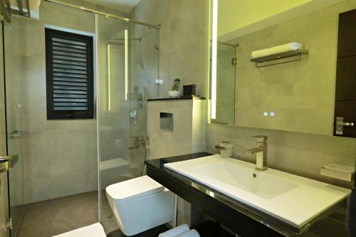 Deluxe King Room image 3