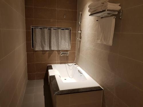 Standard Twin Room image 5