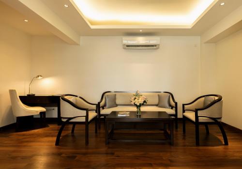 Superior King Room image 4