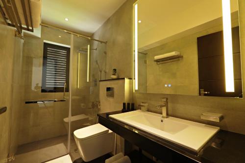 Superior King Room image 3