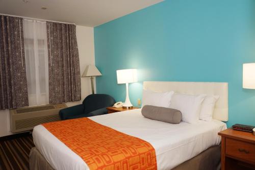 Howard Johnson by Wyndham Salinas Room Type - Queen Room - Non-Smoking