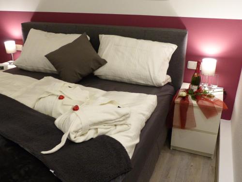 Ferienwohnung Schlossblick - 4 Sterne Sauna Pool Whirlpool exklusiv 655m von Braunfels entfernt