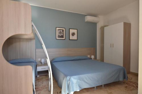 2 twin beds, 2 bunk beds