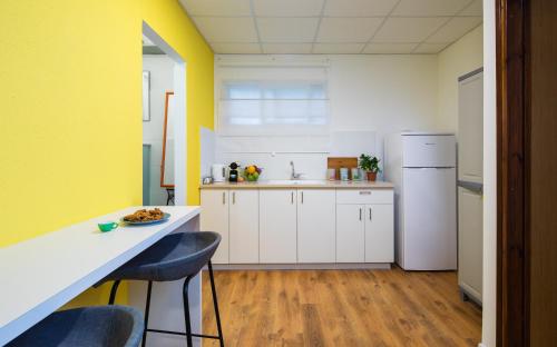 Colorful Apartment Near the Beach - image 9