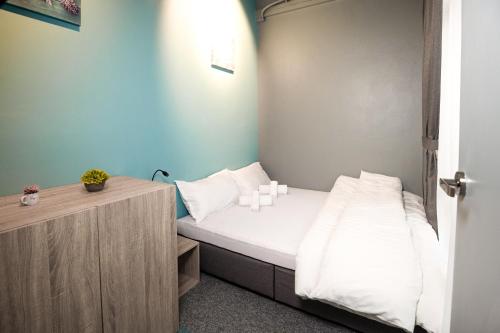 Vibrant Hostel Room Type - Standard Queen Room